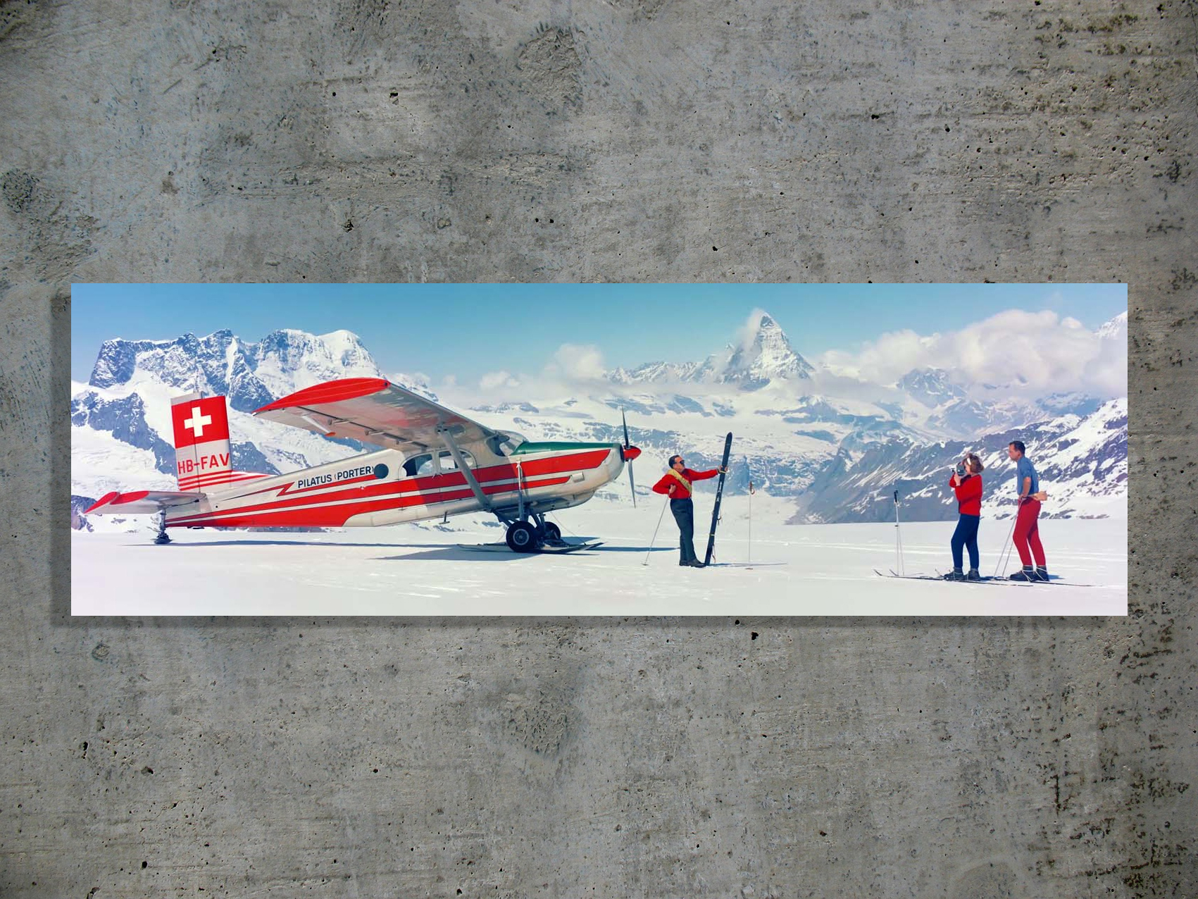 Alps Skiers With Airplane 1964 de la galerie YellowKorner : Reproduction de la photographie de Neil Montanus issue de la collection Kodak Colorama Display, montée sur un support plexi par la YellowKorner Gallery