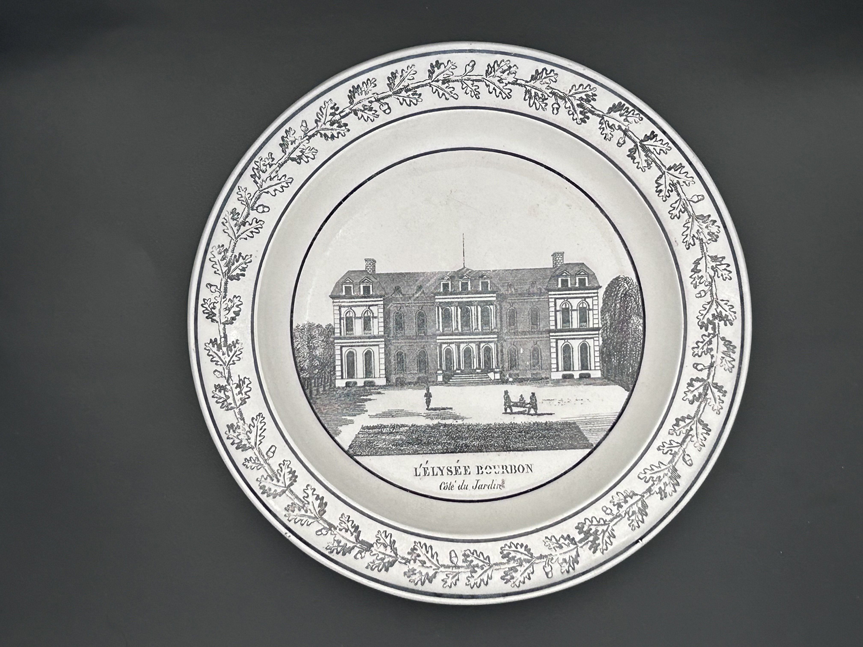 Assiette Elysée Bourbon XIXe : Assiette en faïence fine avec décor central représentant l'Élysée Bourgon, XIXe siècle