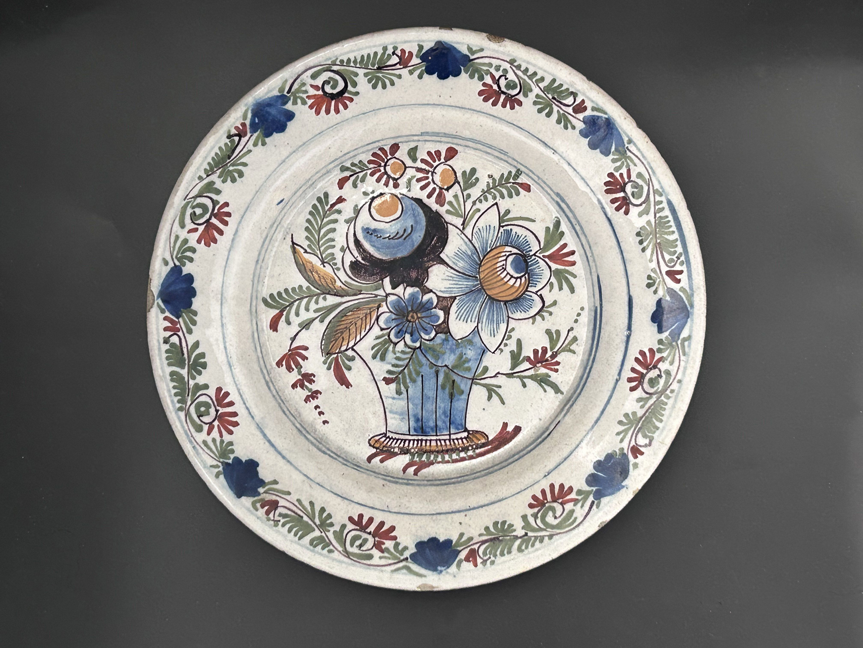 Assiette en faïence de Delft du XIXe au décor vase de fleurs