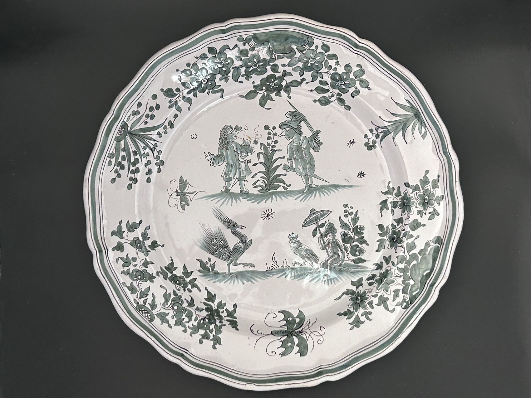 Assiette en faïence de Moustiers XVIIIe au décor grotesque