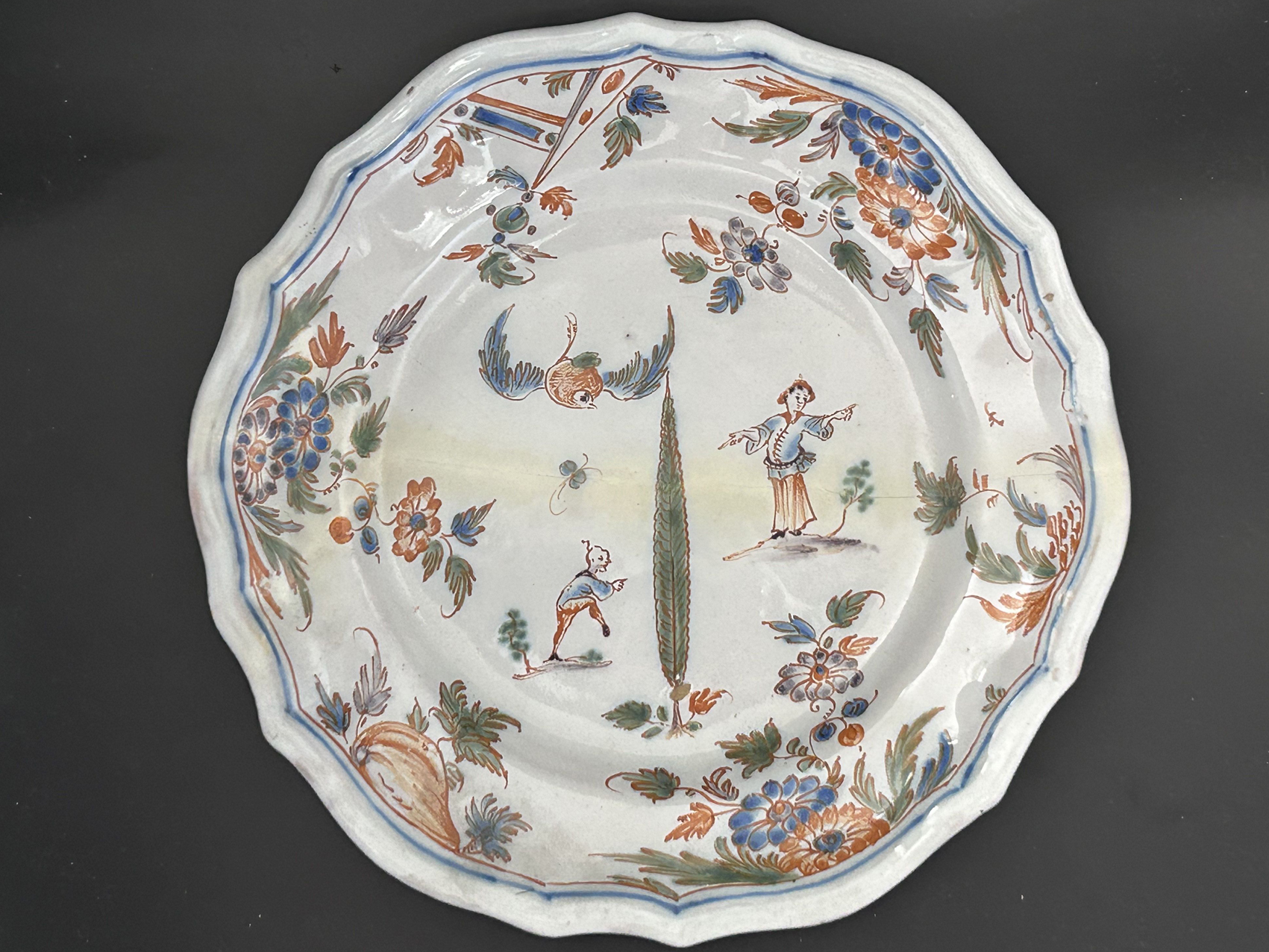 Assiette en faïence de Moustiers XVIIIe au décor grotesque