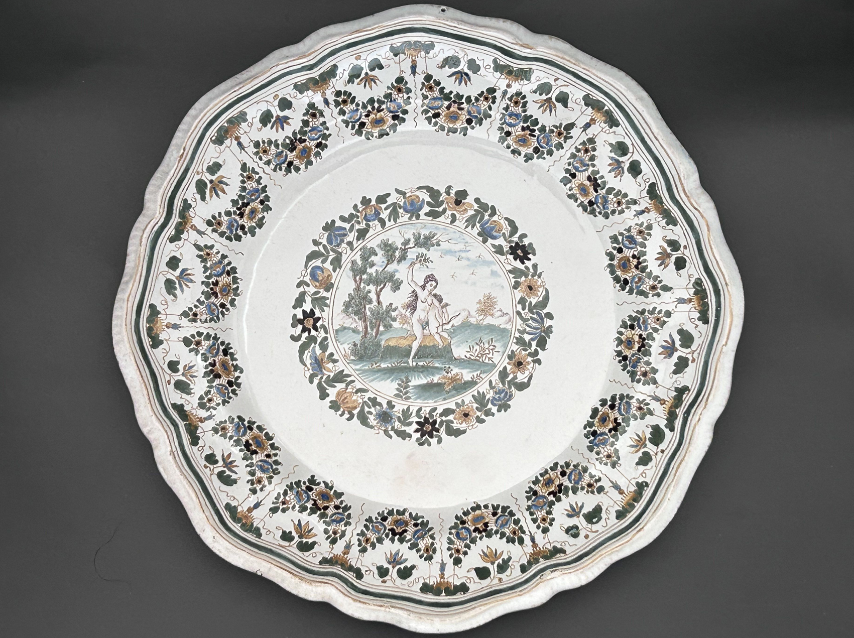 Assiette en faïence de Moustiers XVIIIe au décor mythologique