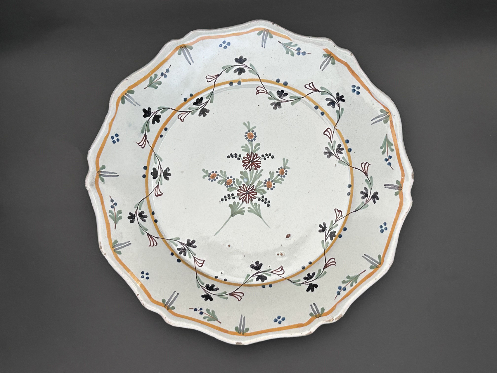Assiette en faïence de Nevers du XVIIIe au décor fleuri