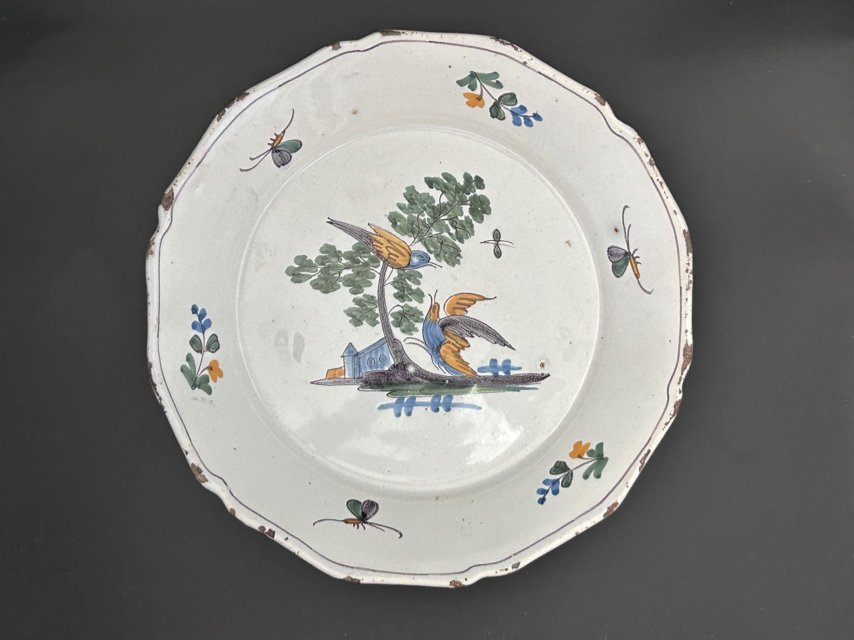 Assiette en faïence de Nevers XVIIIe au décor aux oiseaux