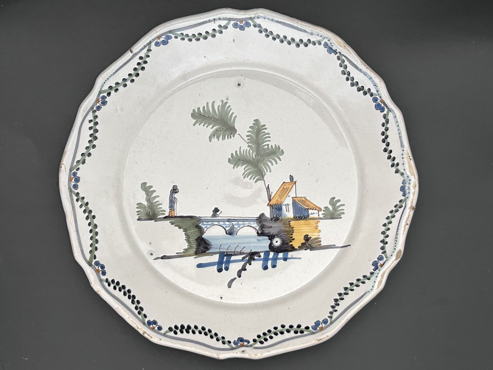 Assiette en faïence de Nevers XVIIIe avec une scène bucolique