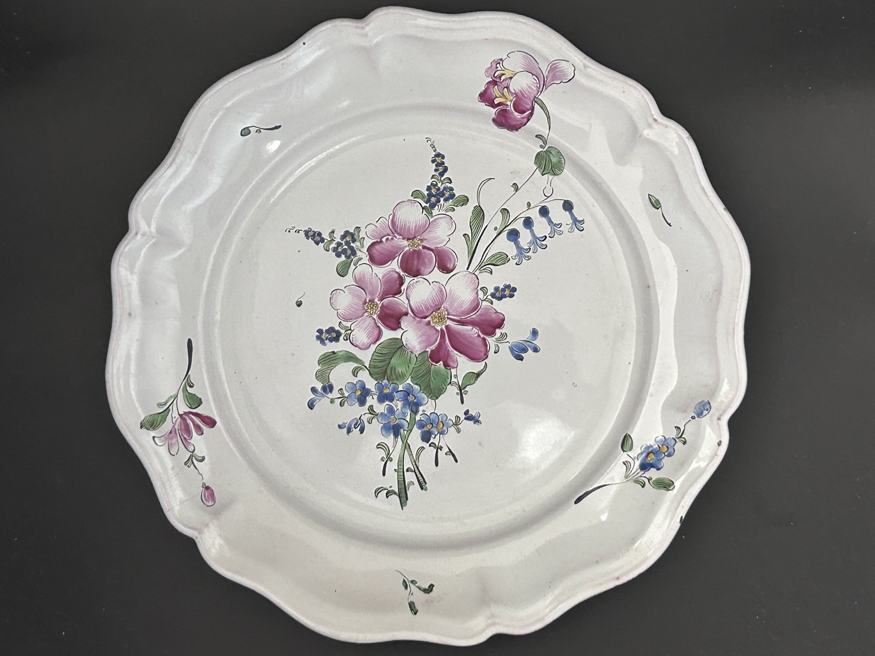 Assiette en faïence de Strasbourg du XVIIIe signée Joseph Hannong