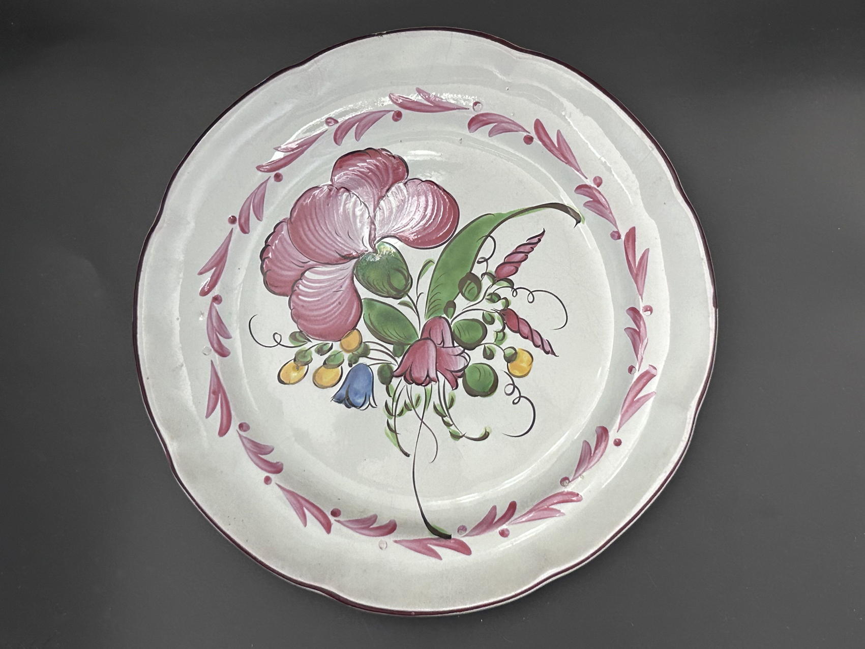 Assiette en faïence des Islettes XVIIIe au décor floral