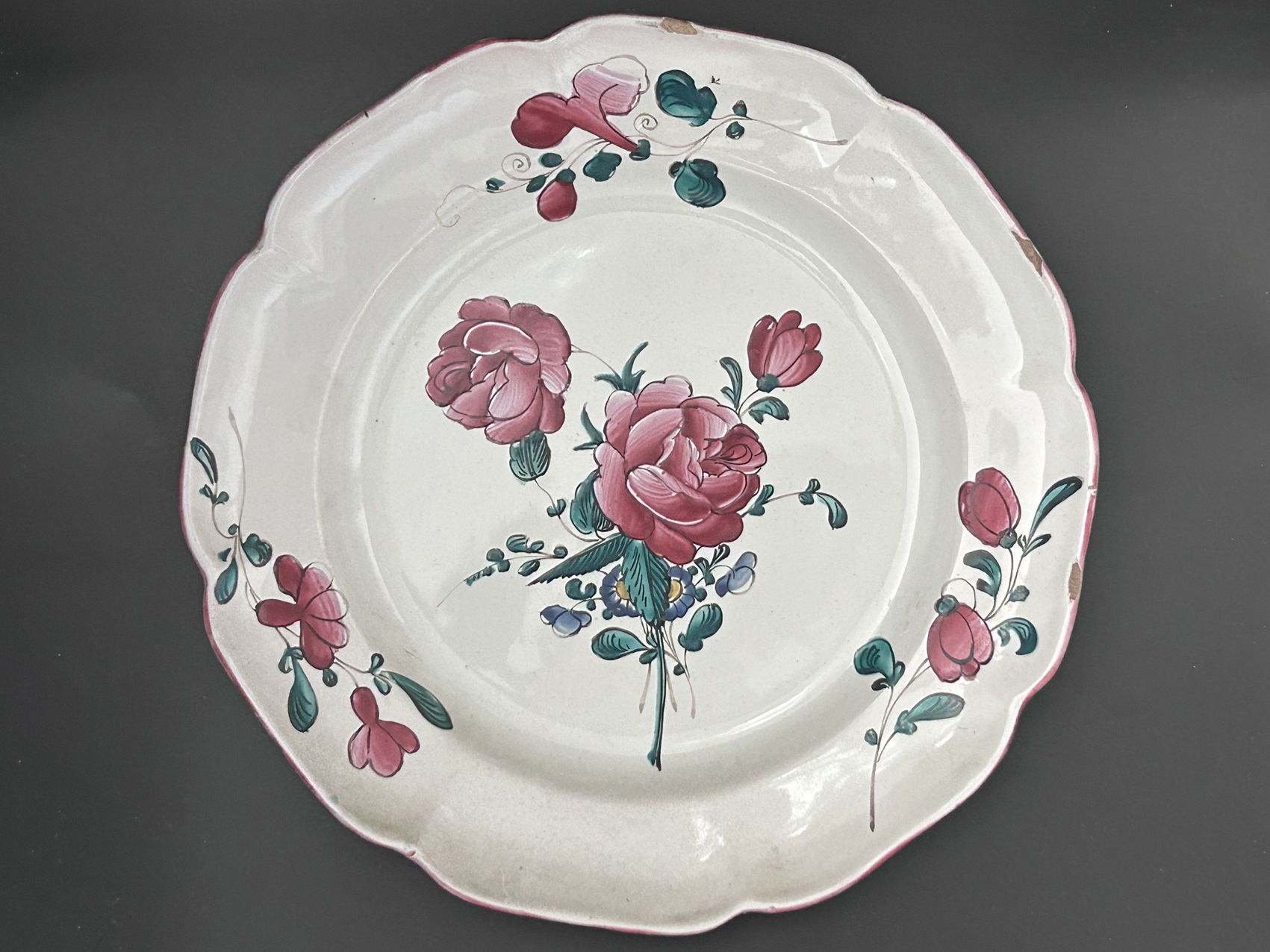 Assiette en faïence Saint-Clément du XVIIIe au décor floral