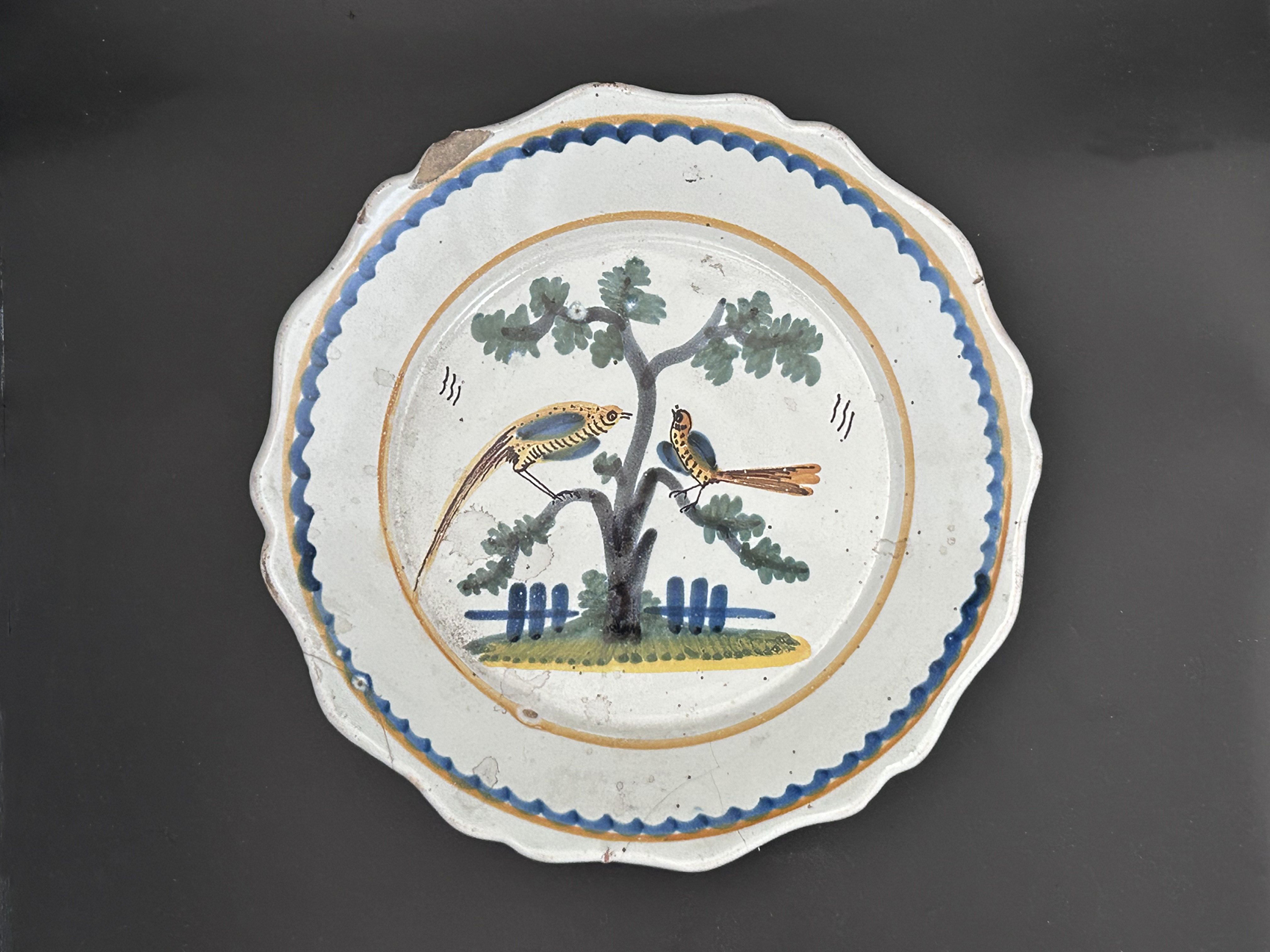 Assiette aux oiseaux sur arbre attribuée Aprey, XVIIIe : Assiette faïence décor oiseaux perchés sur un arbre, attribuée à Aprey, XVIIIe siècle