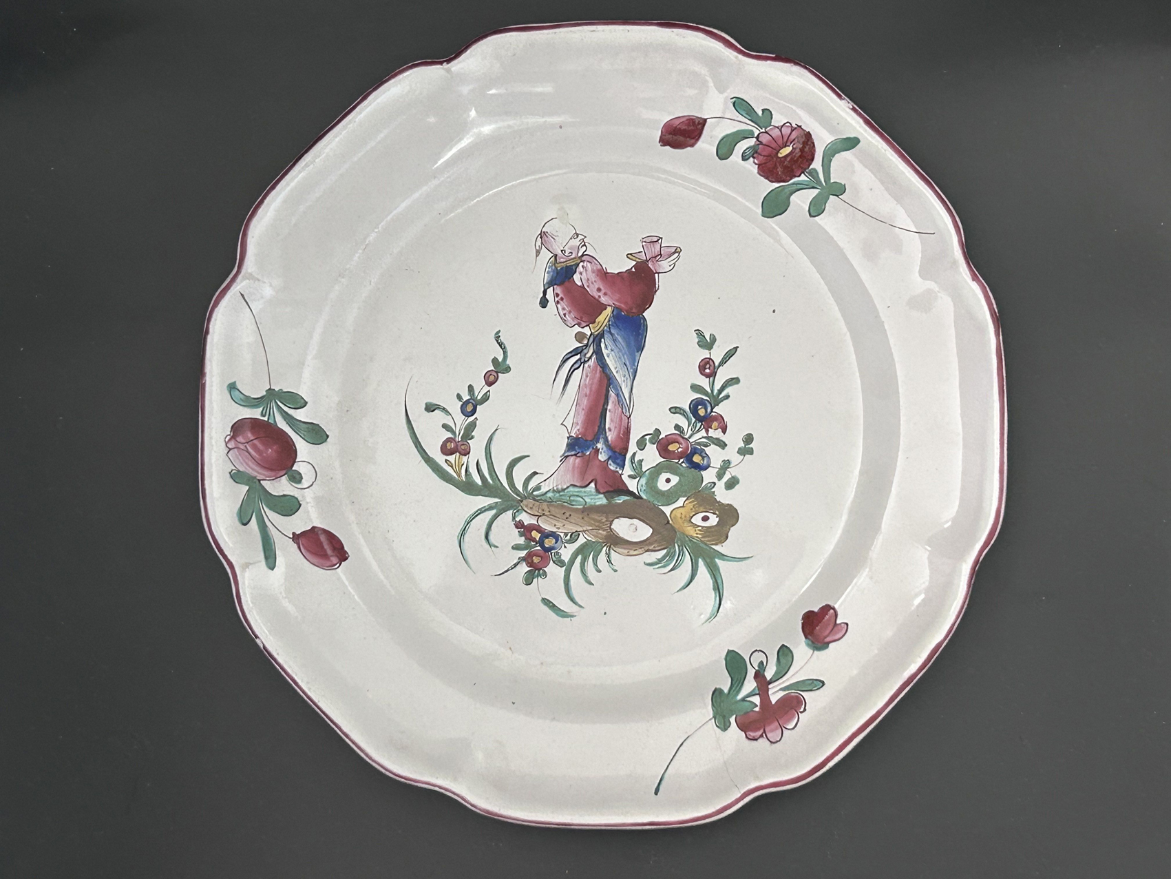 Assiette polychrome : personnage chinois XVIIIe