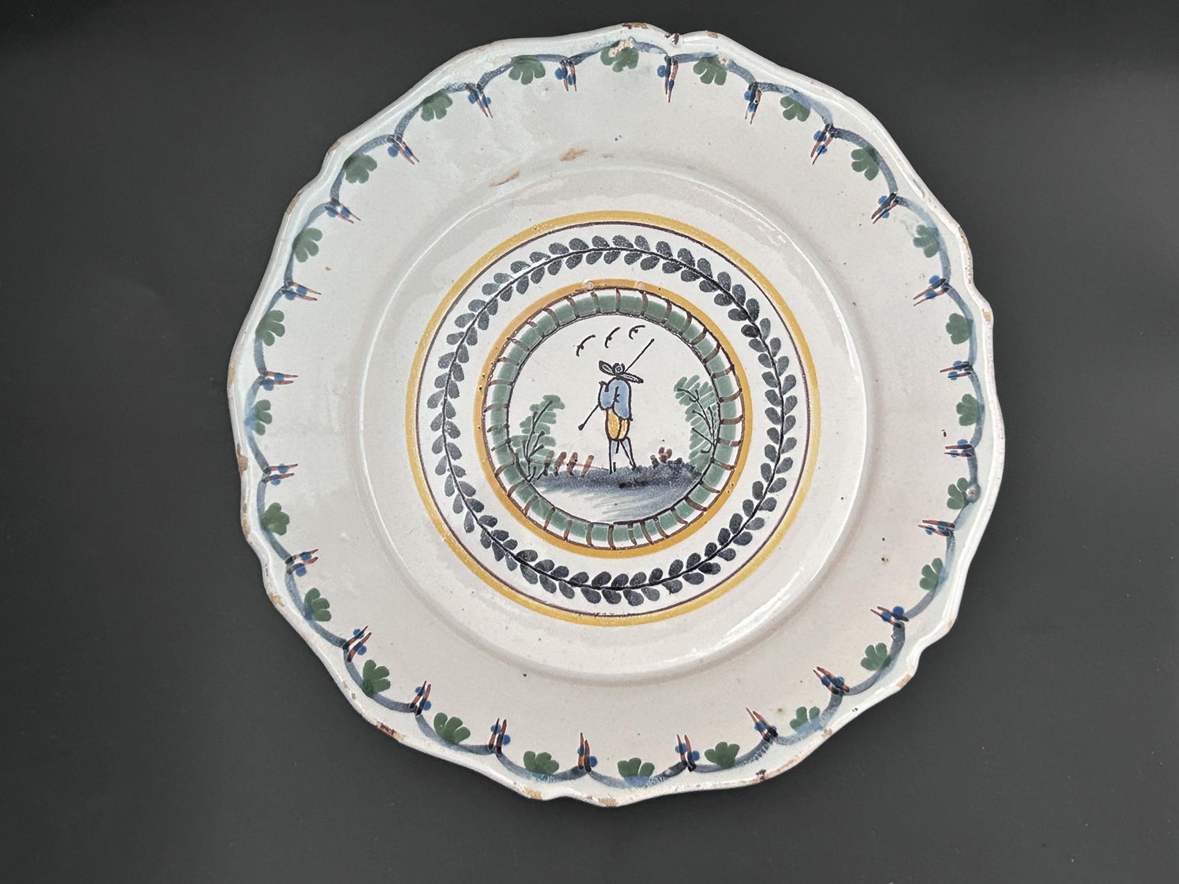 Assiette révolutionnaire en faïence de Nevers du XVIIIe avec personnage naïf