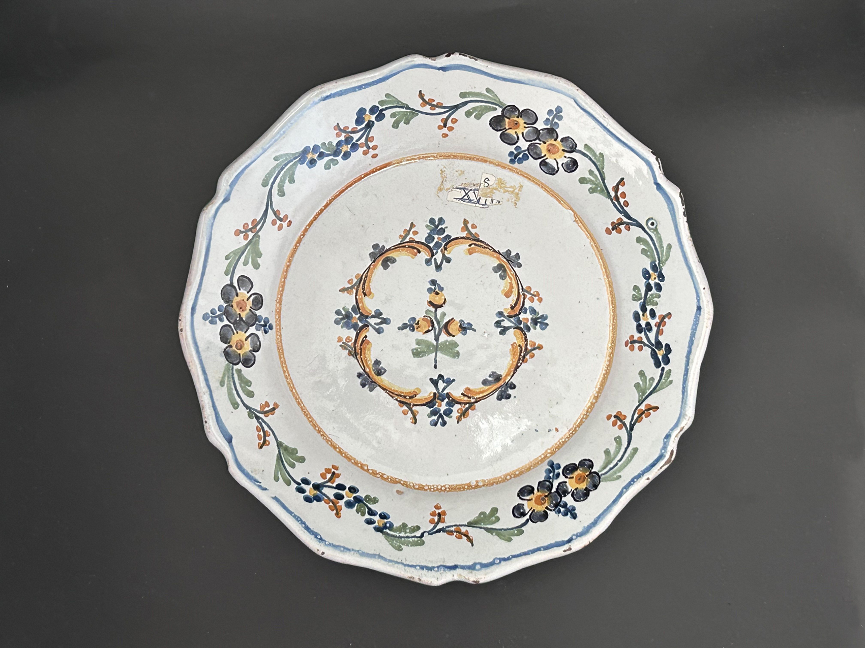 Assiette révolutionnaire en faïence de Nevers XVIII au décor floral
