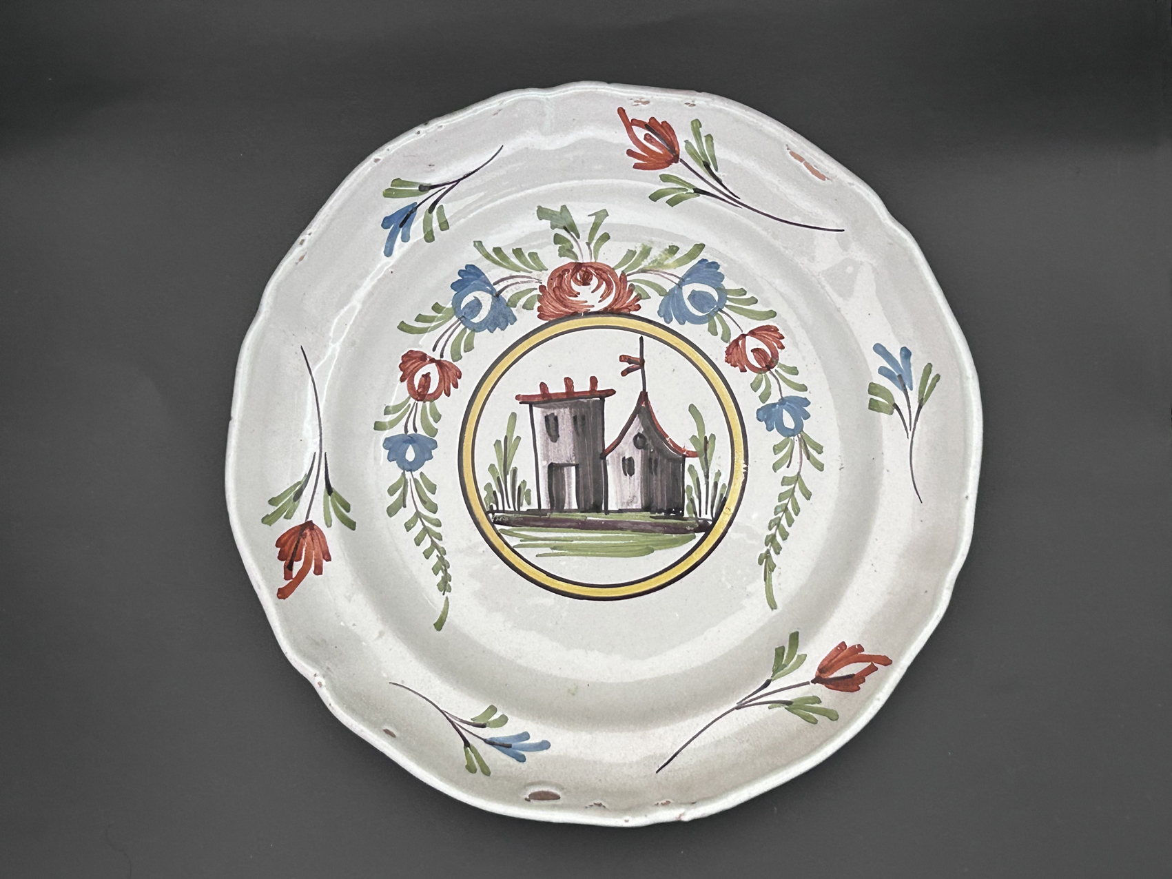 Assiette révolutionnaire en faïence de Nevers XVIIIe avec château