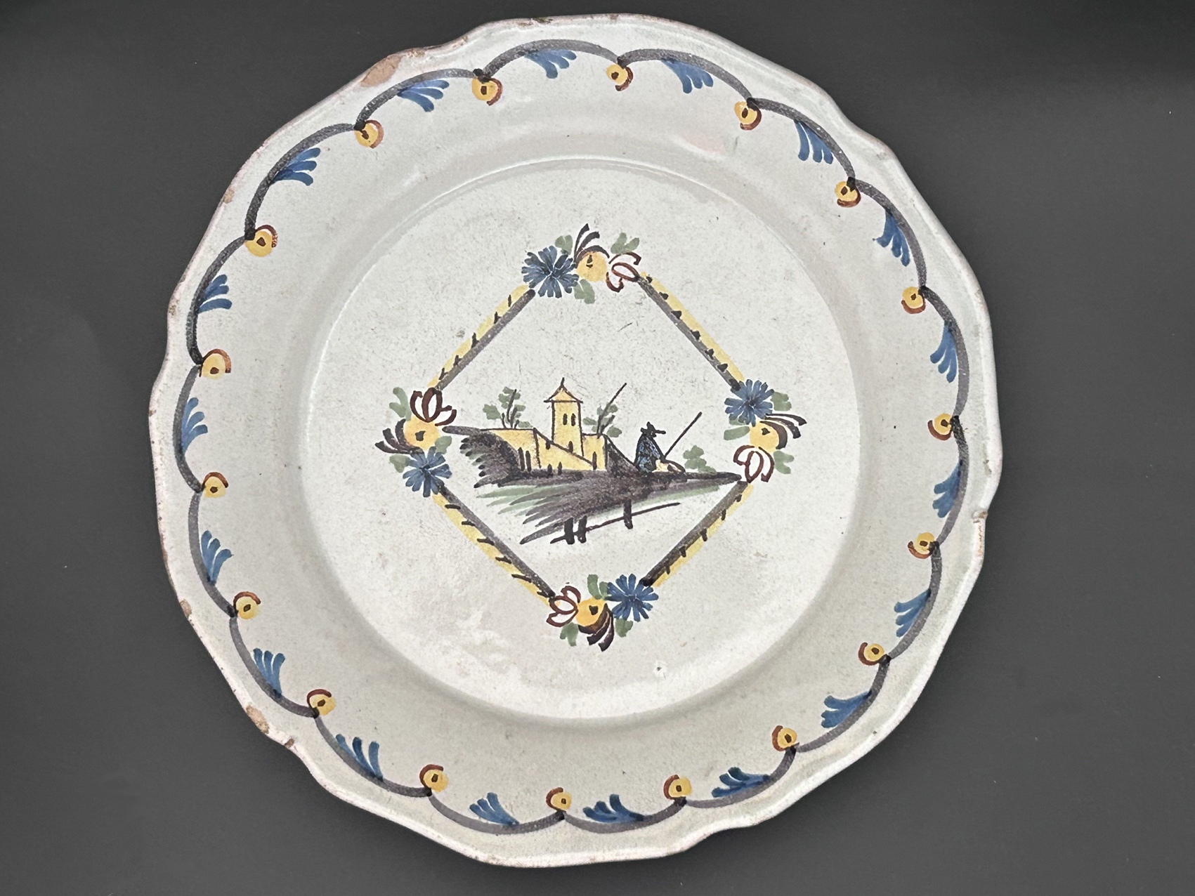 Assiette ronde en faïence de Nevers du XIXe