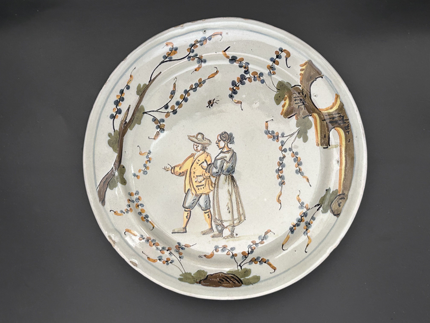 Assiette : scène galante polychrome, Nevers, XVIIIe