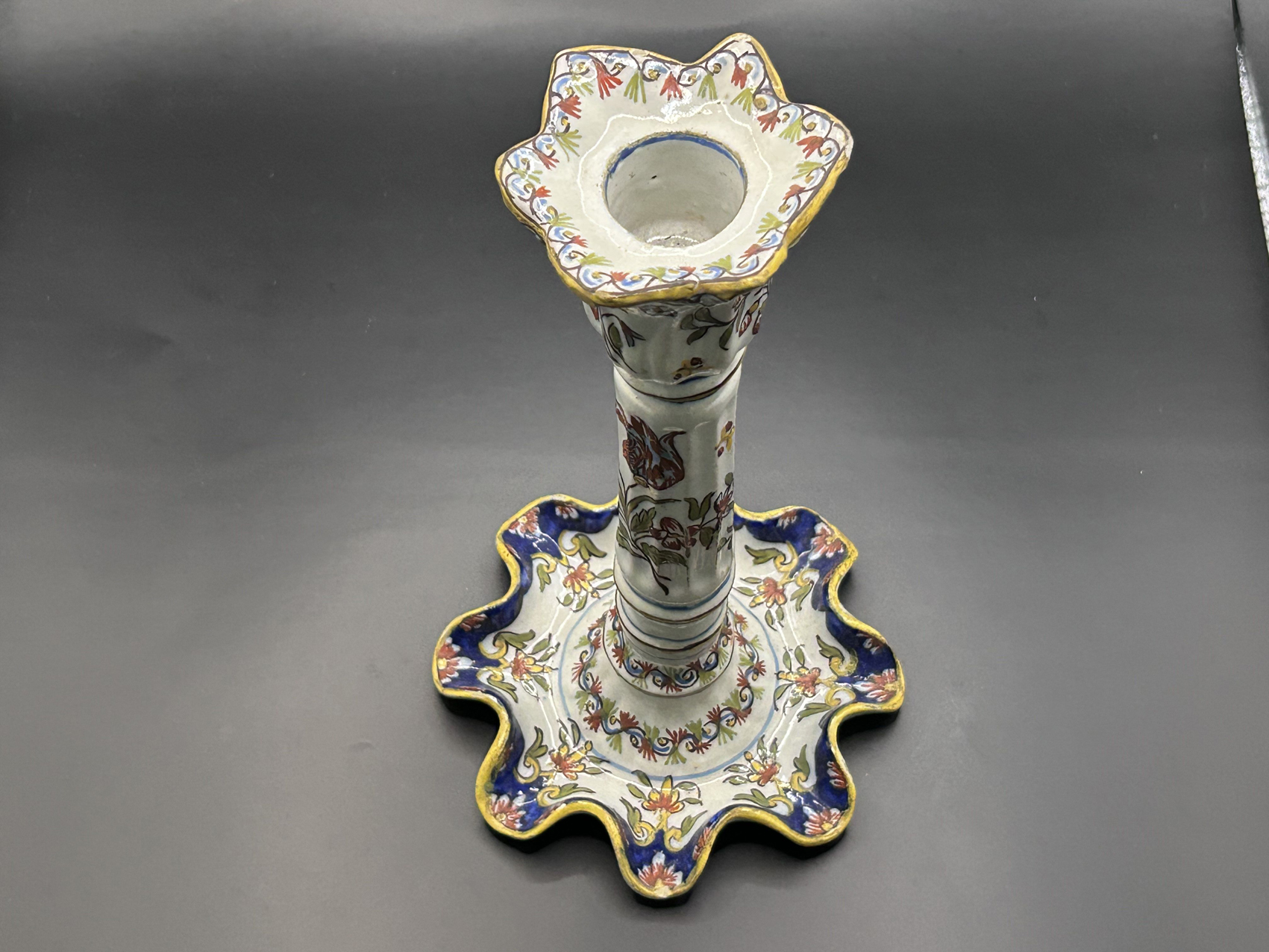 Bougeoir au décor floral provençal Desvres XIXe