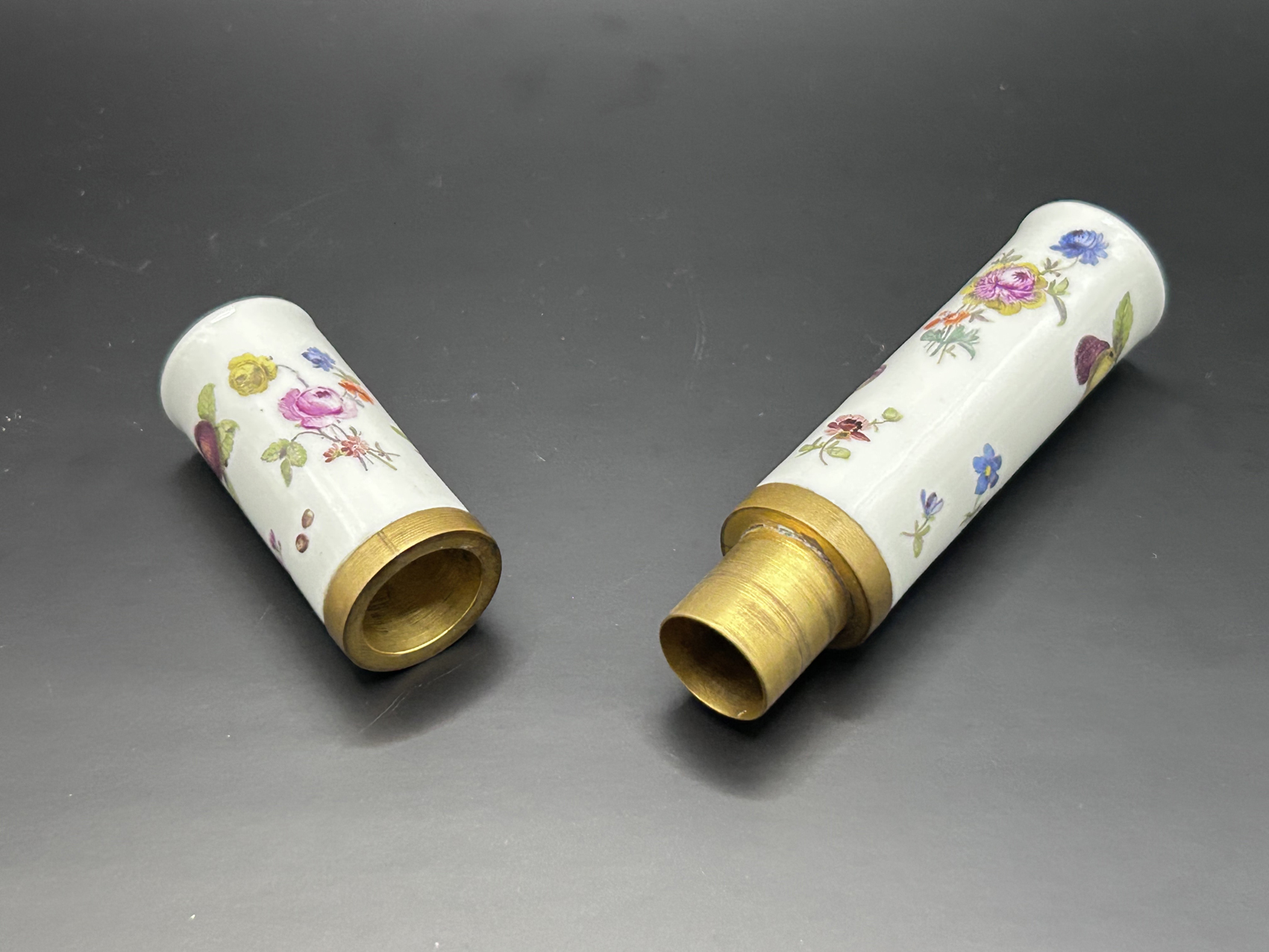 Etui à aiguilles, Meissen ou Zurich, XVIIIe : Cet étui à aiguilles en porcelaine du XVIIIe s'ouvre en deux.