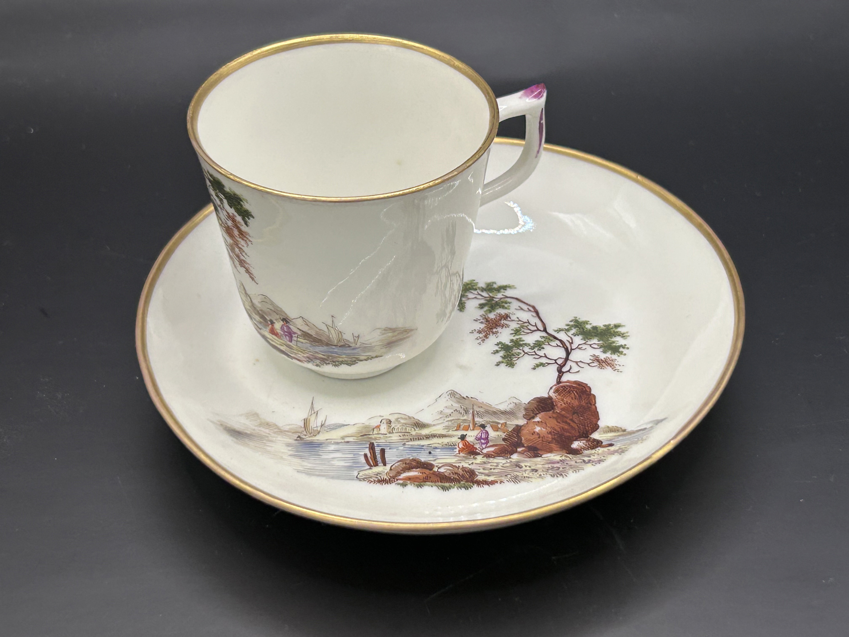 Tasse et sa sous-tasse en porcelaine de Zurich XVIIIe